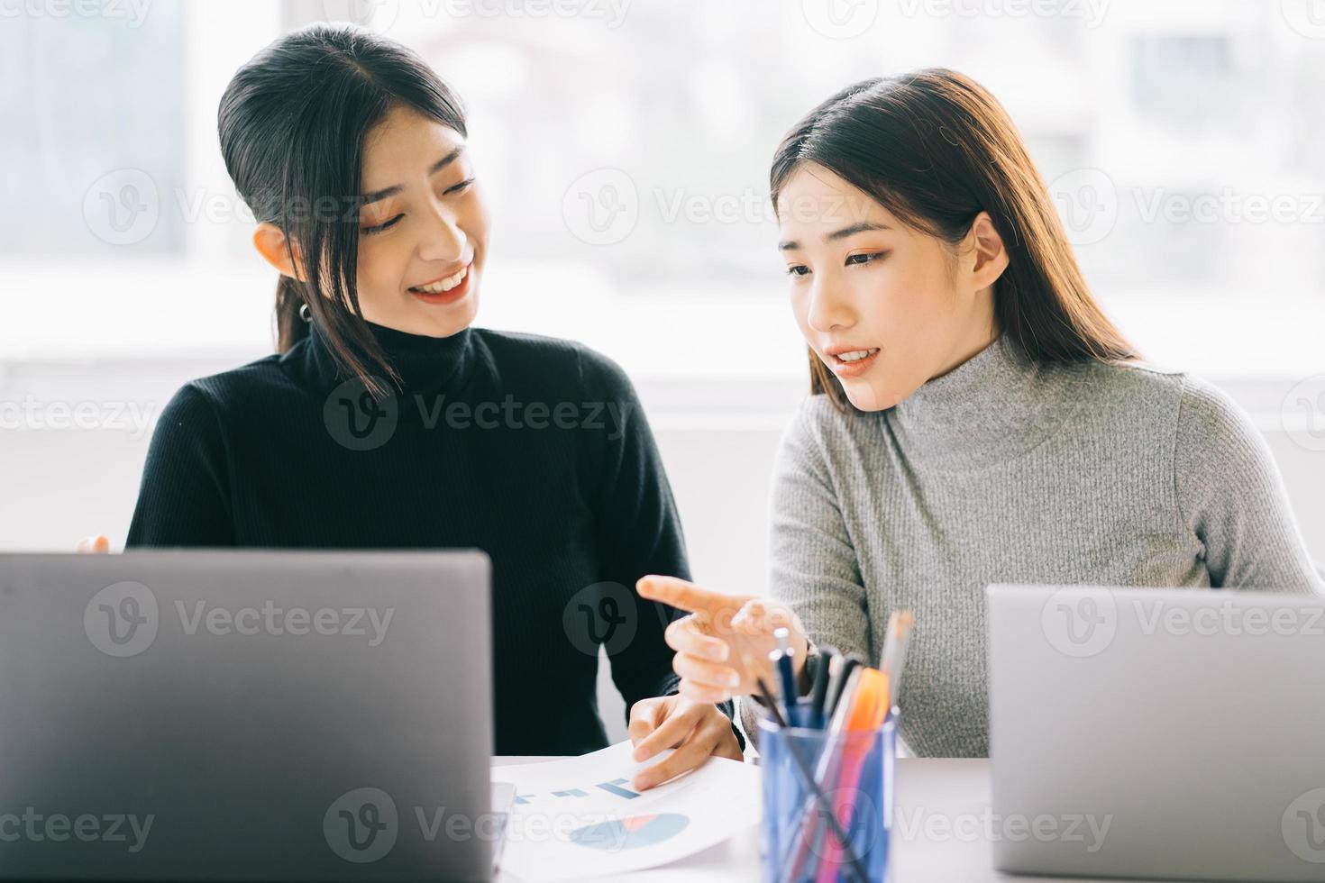 de twee zakenvrouwen bespreken het werk foto