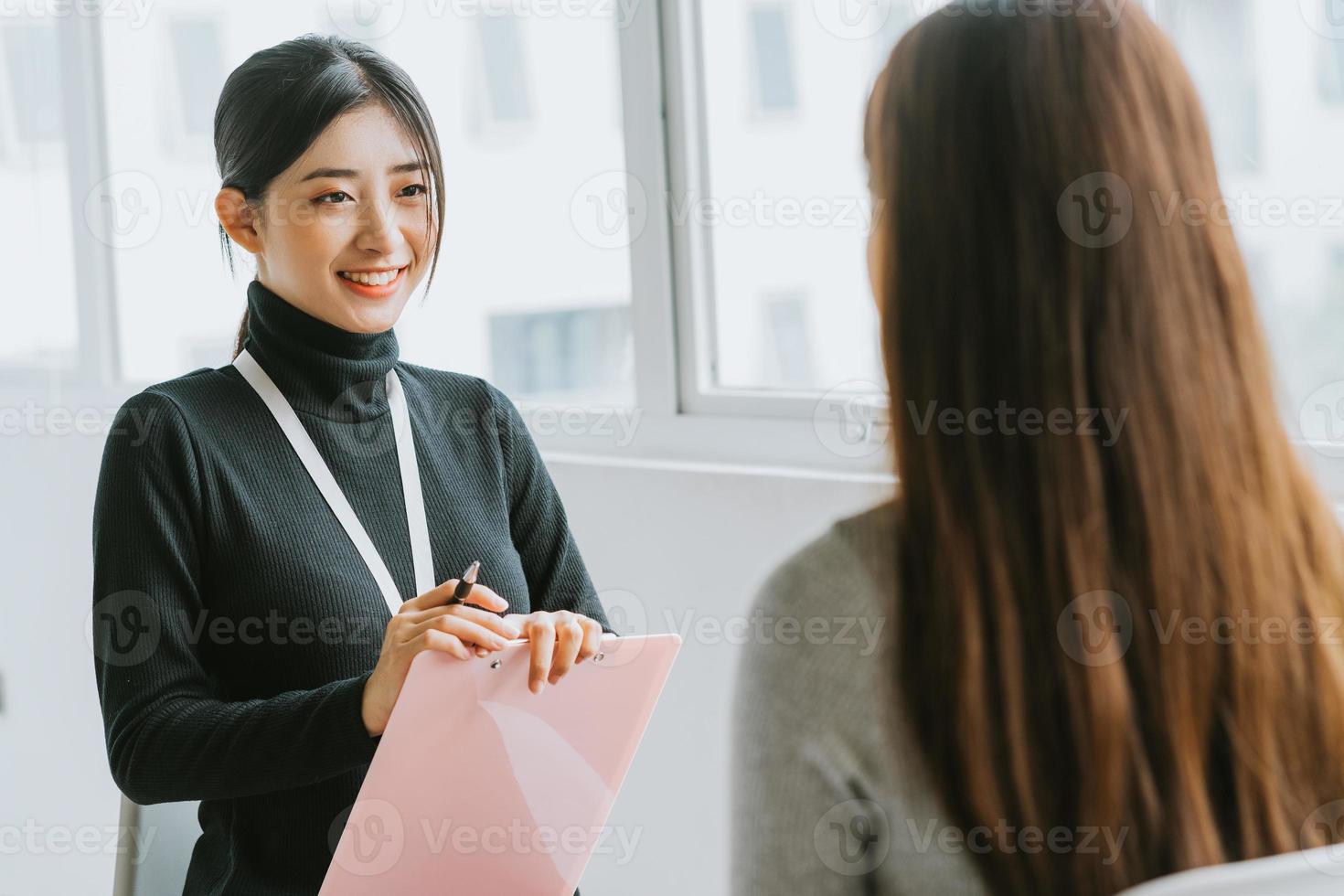 de wervingsfunctionaris interviewt de kandidaat foto