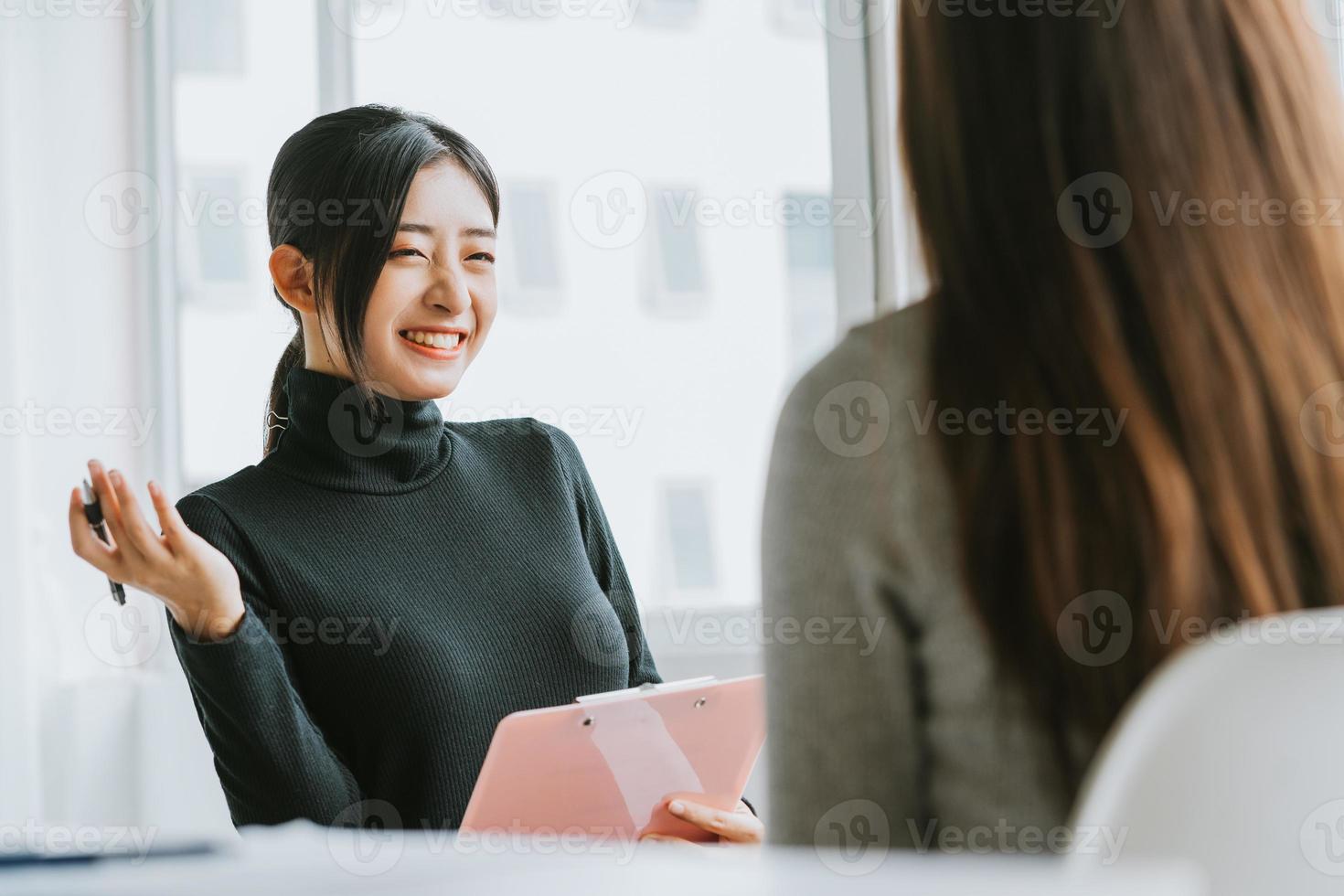 de wervingsfunctionaris interviewt de kandidaat foto