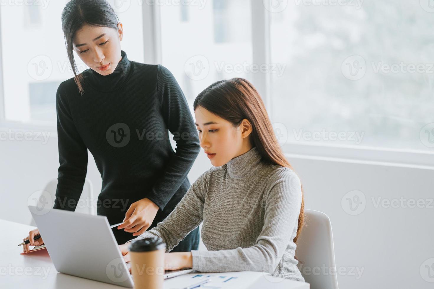 de twee zakenvrouwen bespreken het werk foto