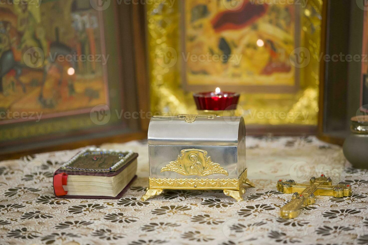 kerk accessoires met een kruis Aan de achtergrond van pictogrammen foto