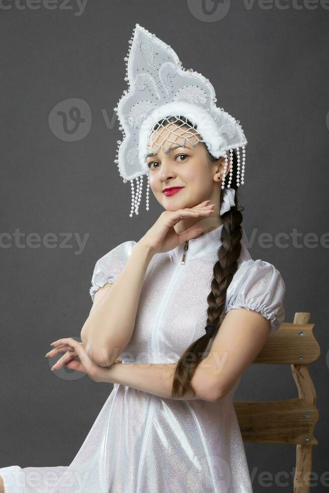 sneeuw meisje. winter portret van een mooi jong vrouw in een winter kroon. foto