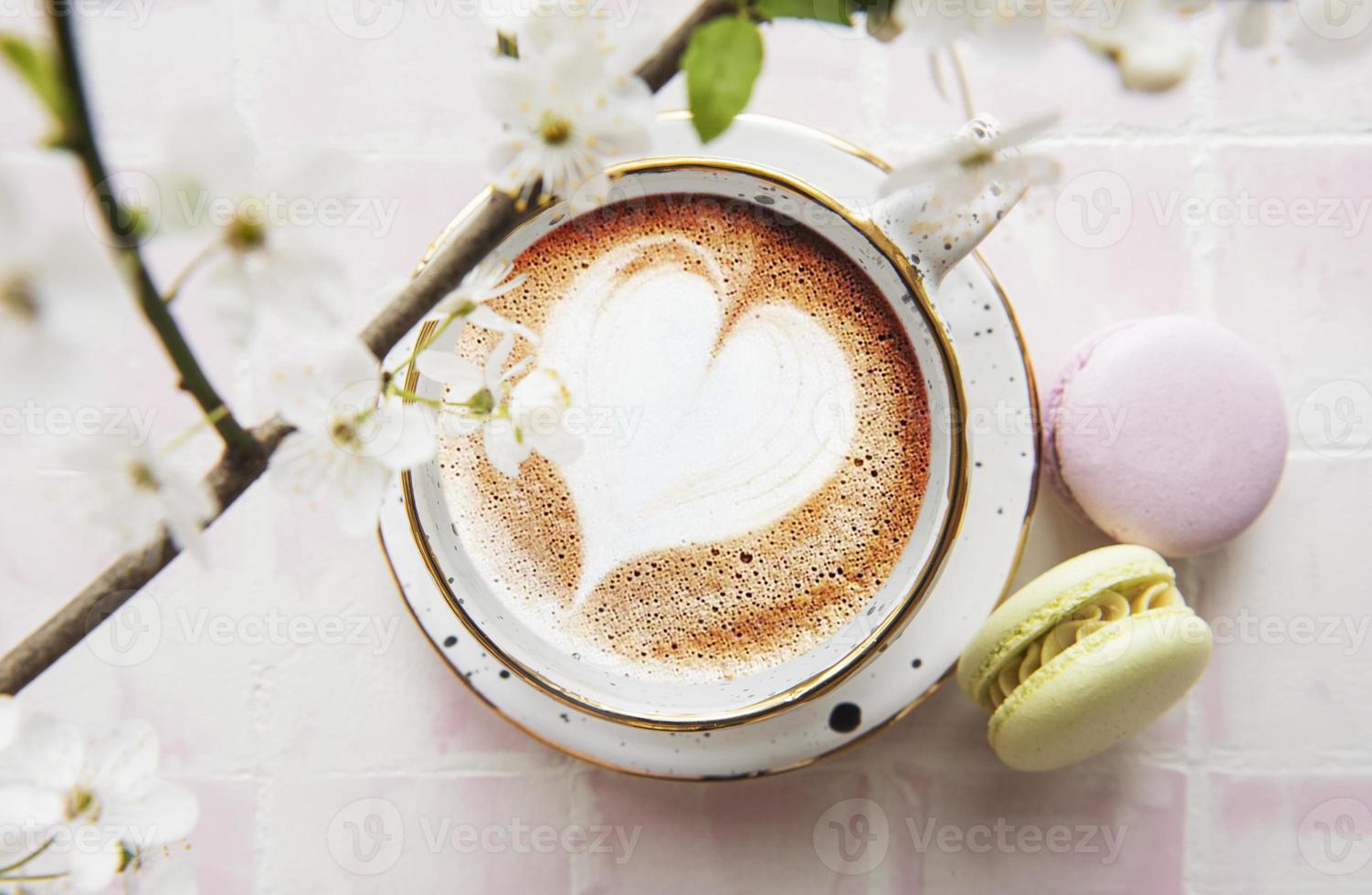 koffie met een hartvormig patroon en zoete bitterkoekjes desserts foto