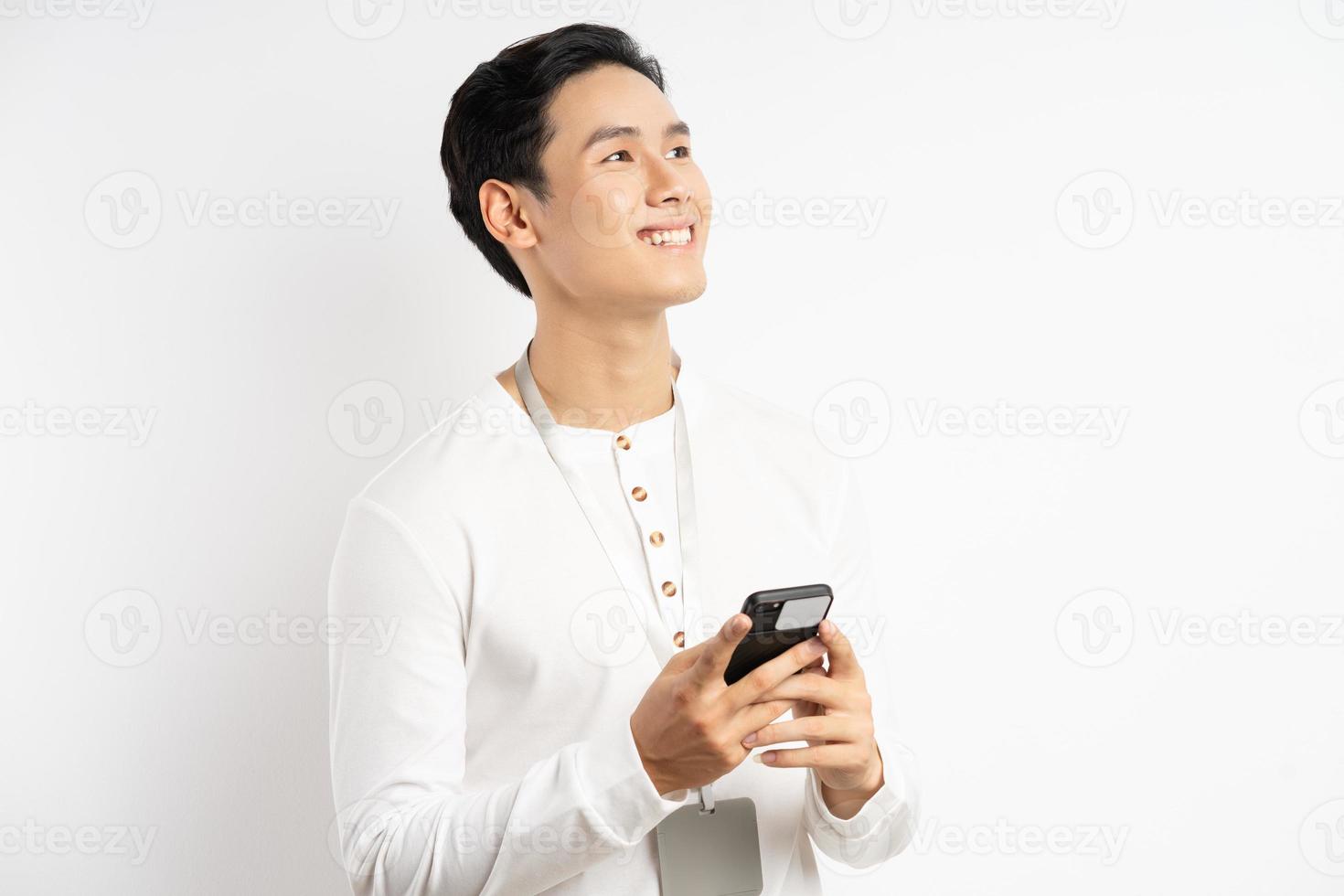 Aziatische zakenman gebruikt zijn smartphone en kijkt omhoog foto