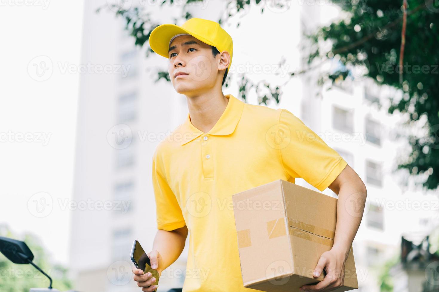 Aziatische bezorgers rennen op de weg om goederen bij klanten te bezorgen foto