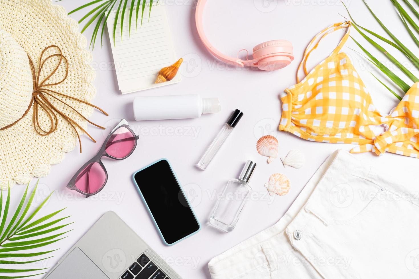 strandaccessoires weergegeven op een witte achtergrond foto