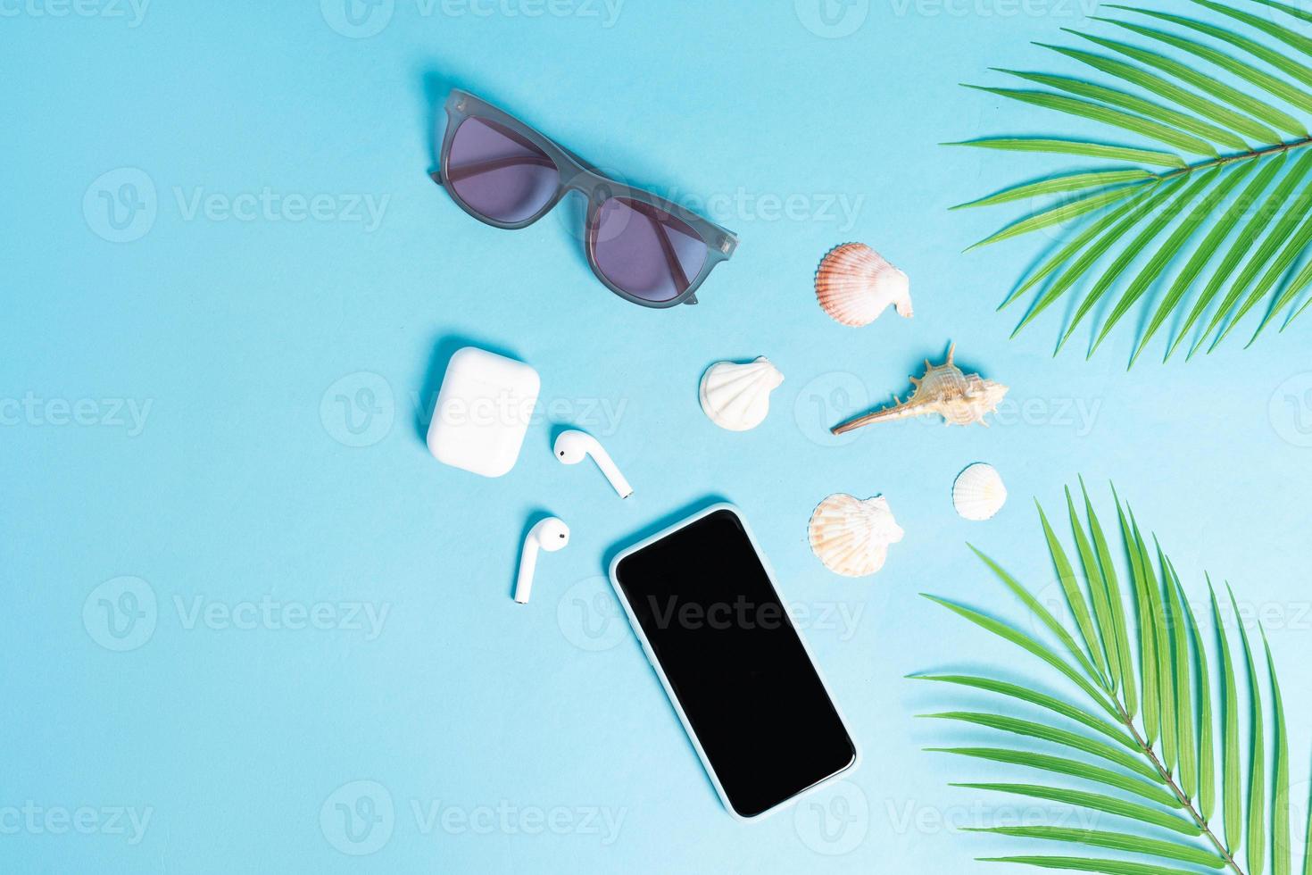 bovenaanzicht foto van strandaccessoires op een blauwe achtergrond