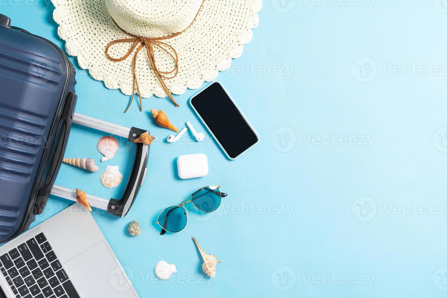 bovenaanzicht foto van strandaccessoires op een blauwe achtergrond