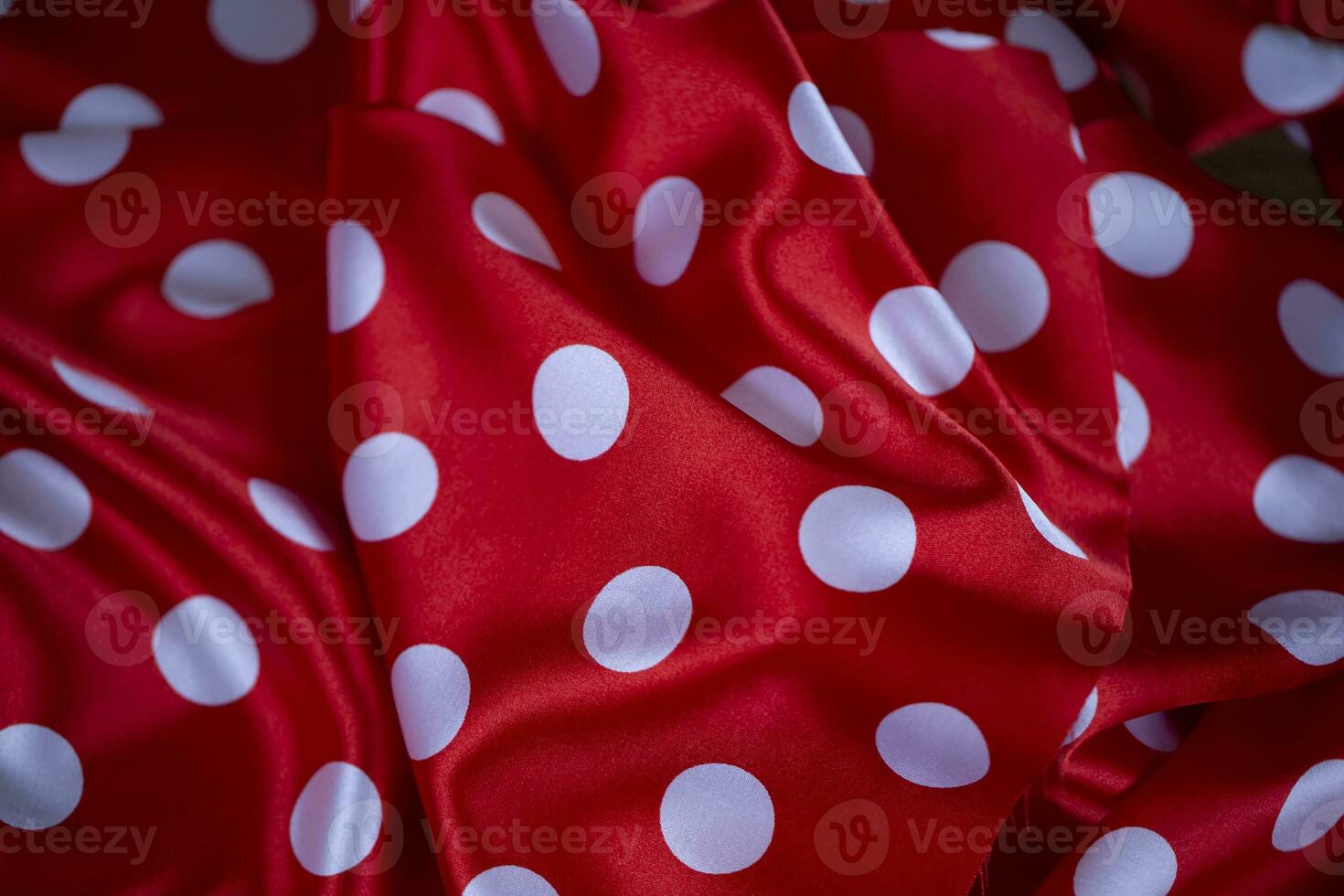 rood zijde kleding stof met groot wit polka stippen. polka punt achtergrond. foto