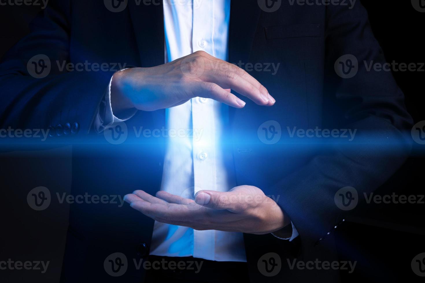 bijgesneden afbeelding van Aziatische zakenman die een halo met twee handen inpakt foto