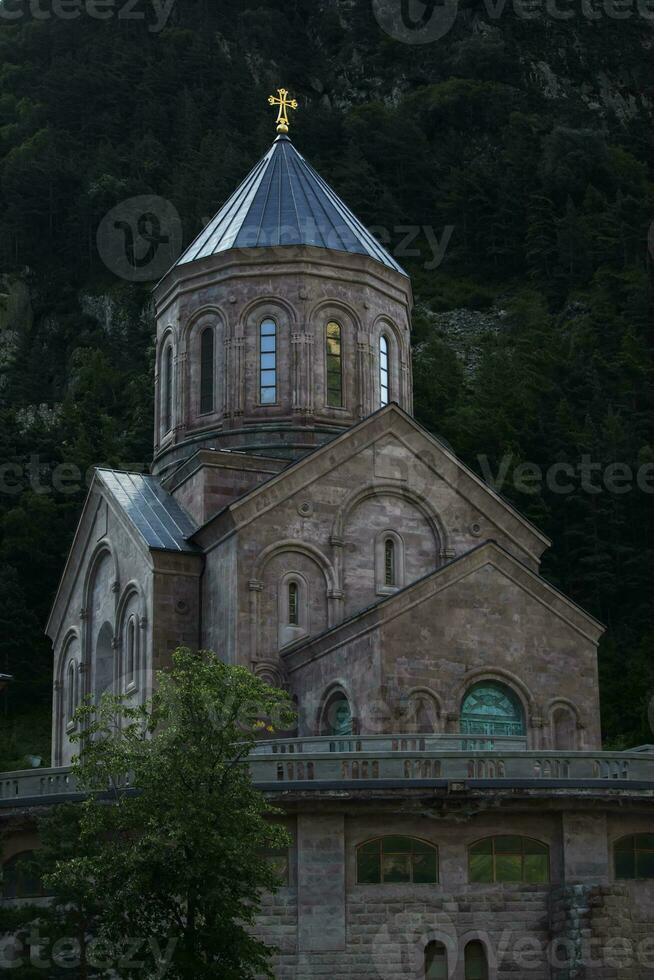 orthodox kerk tegen de backdrop van bergen in Georgië. foto