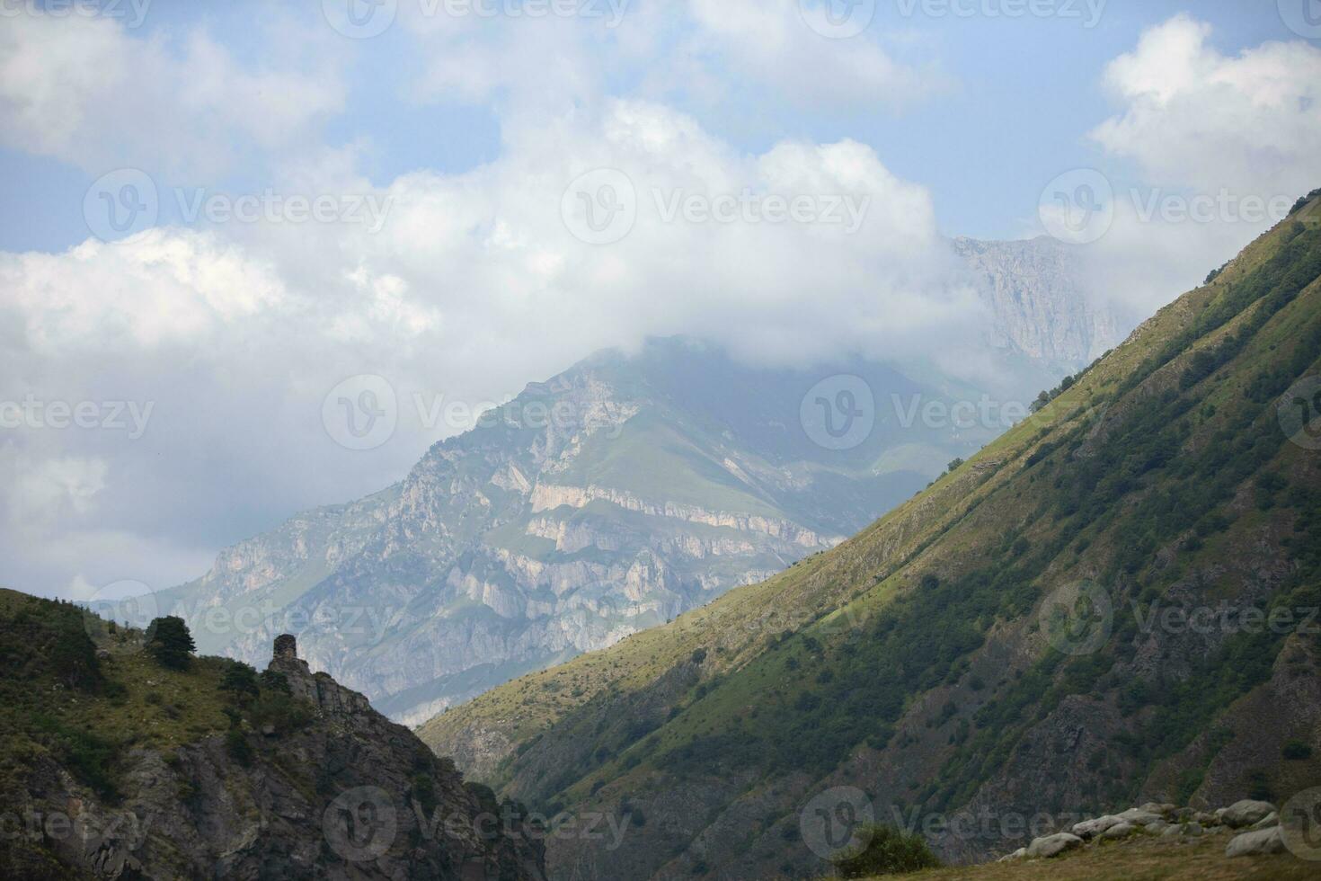 bebost bergen van Georgië Aan de achtergrond van een bewolkt lucht. foto