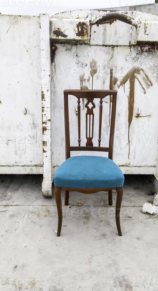 houten stoel in vuilnis foto