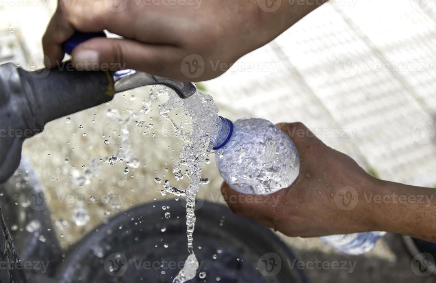 fles in fontein vullen foto