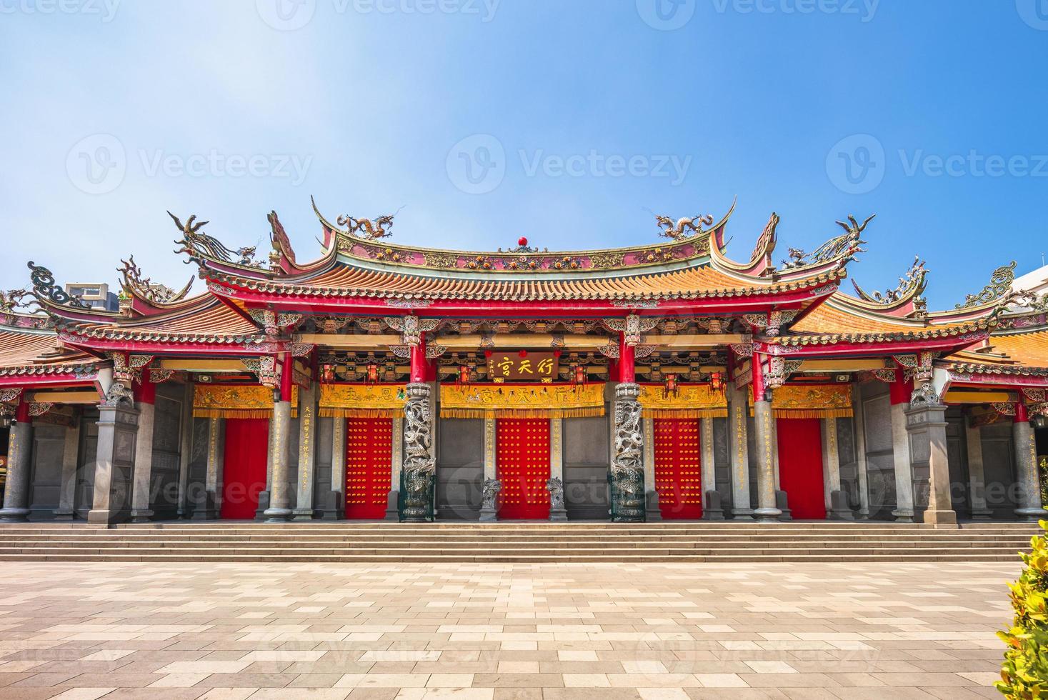 gevelaanzicht van de hsing tian kong-tempel in taipei, taiwan foto