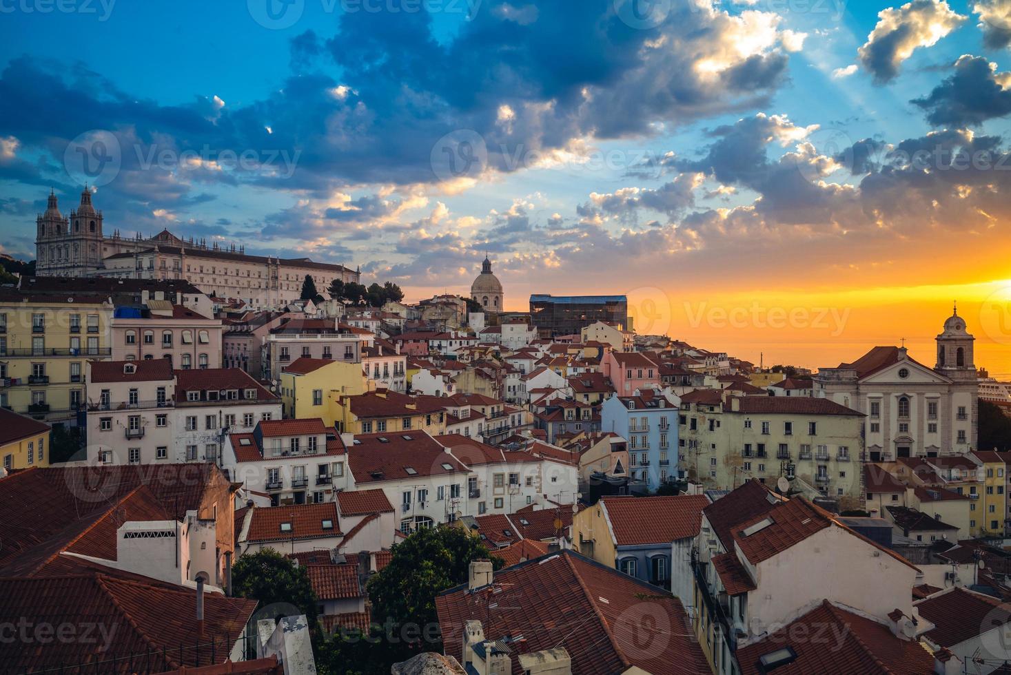 skyline van alfama district in lissabon, hoofdstad van portugal foto