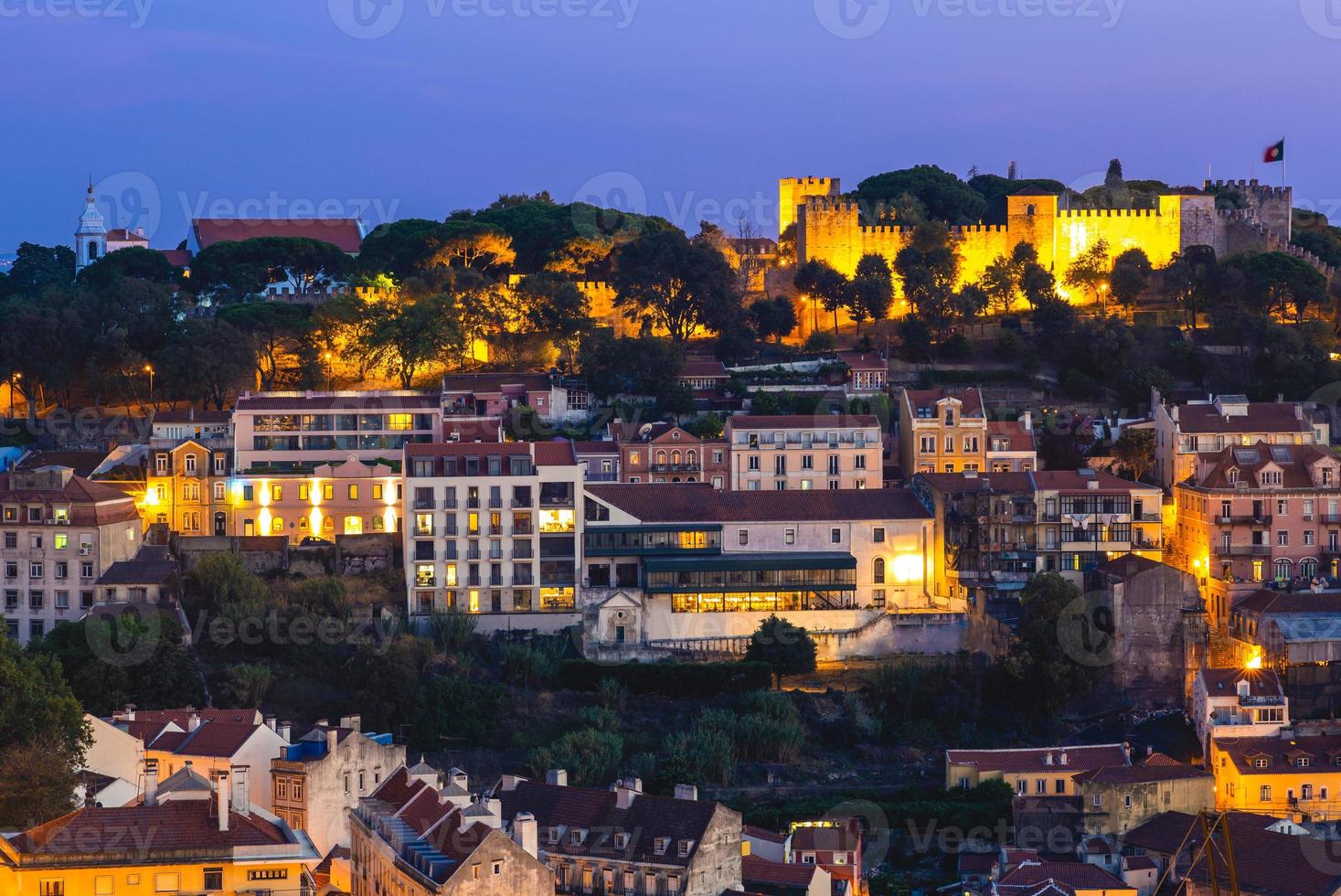 nachtzicht op het kasteel van saint jorge in lissabon in portugal foto