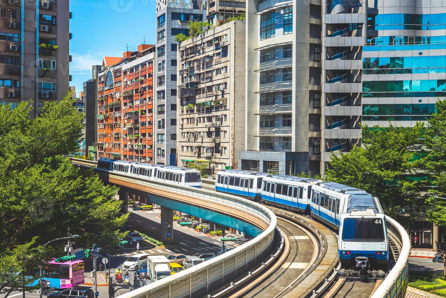 wenhu of bruine lijn van de metro van taipei in taipei, taiwan foto