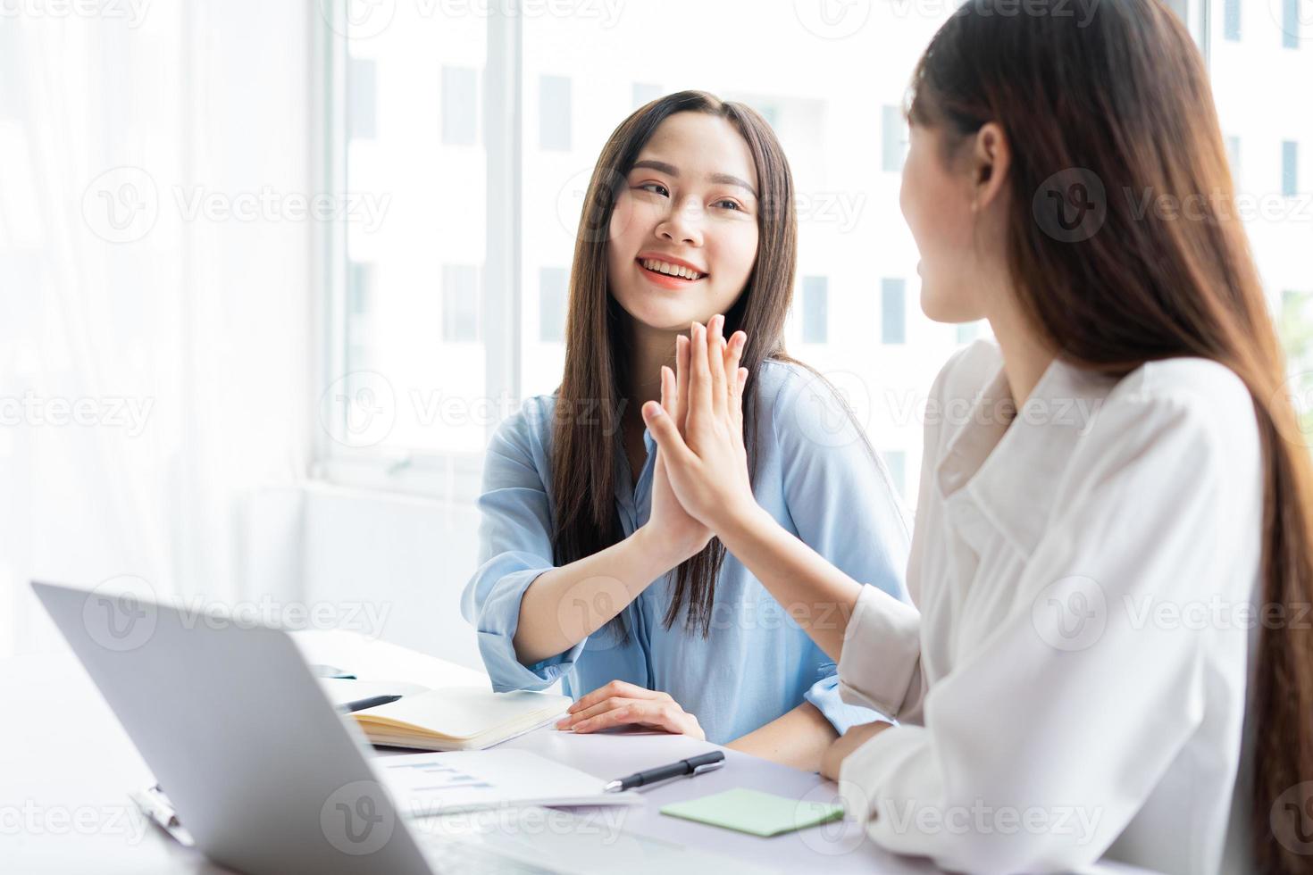 Aziatische zakenvrouw en collega's bespreken samen werken foto