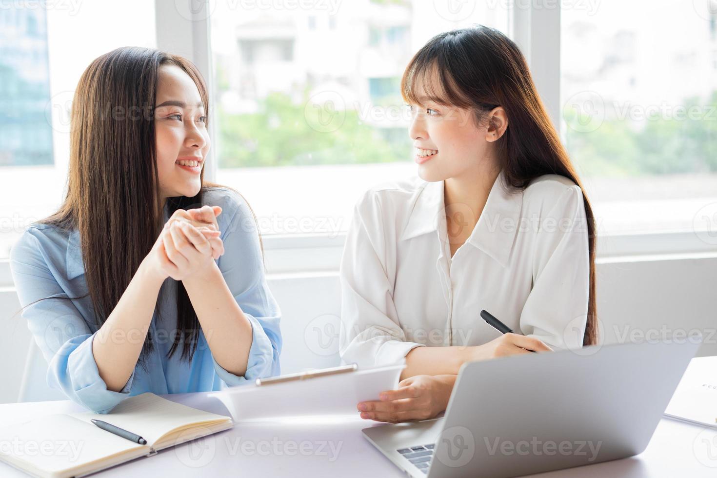 Aziatische zakenvrouw en collega's bespreken samen werken foto