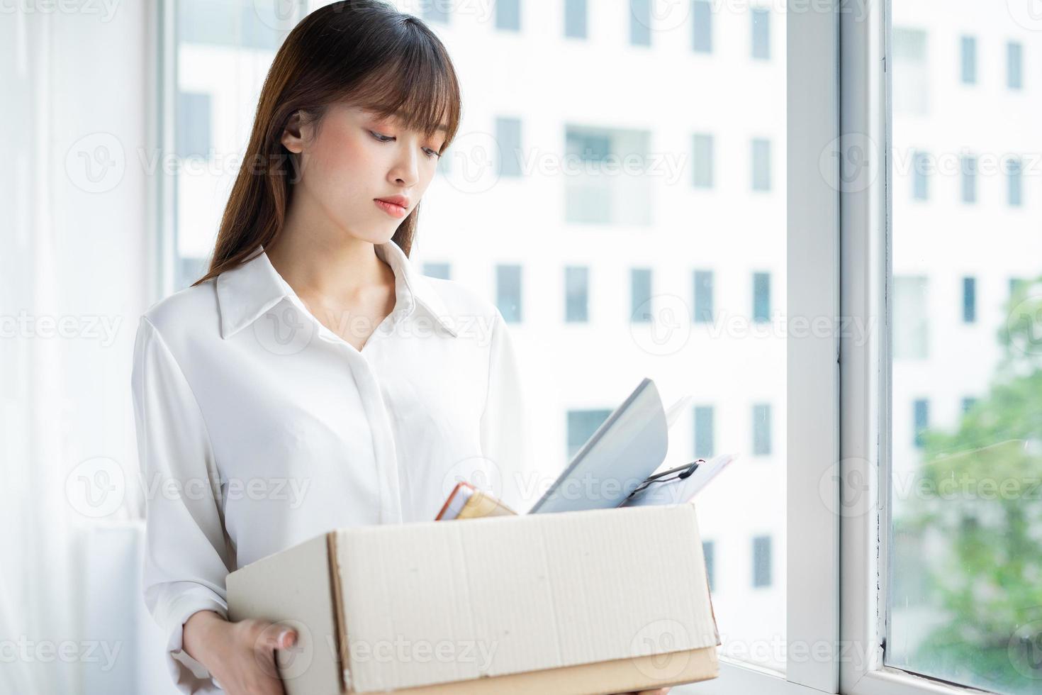 Aziatische vrouw is depressief omdat ze is ontslagen foto