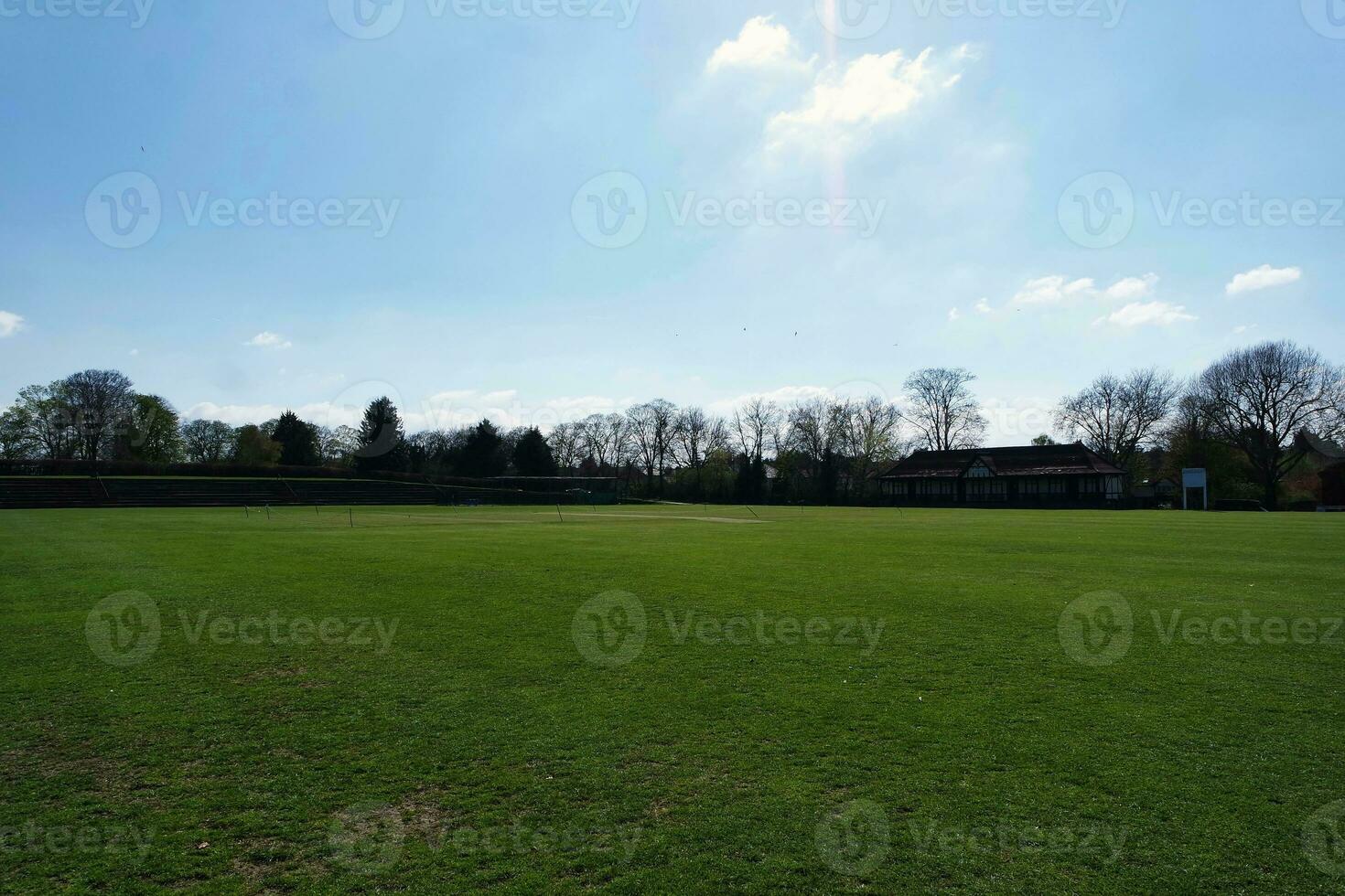 laag hoek visie van afweren museum en openbaar park van luton stad van Engeland Super goed Brittannië, beeld gevangen genomen Aan een zonnig dag van april 19e, 2023 foto