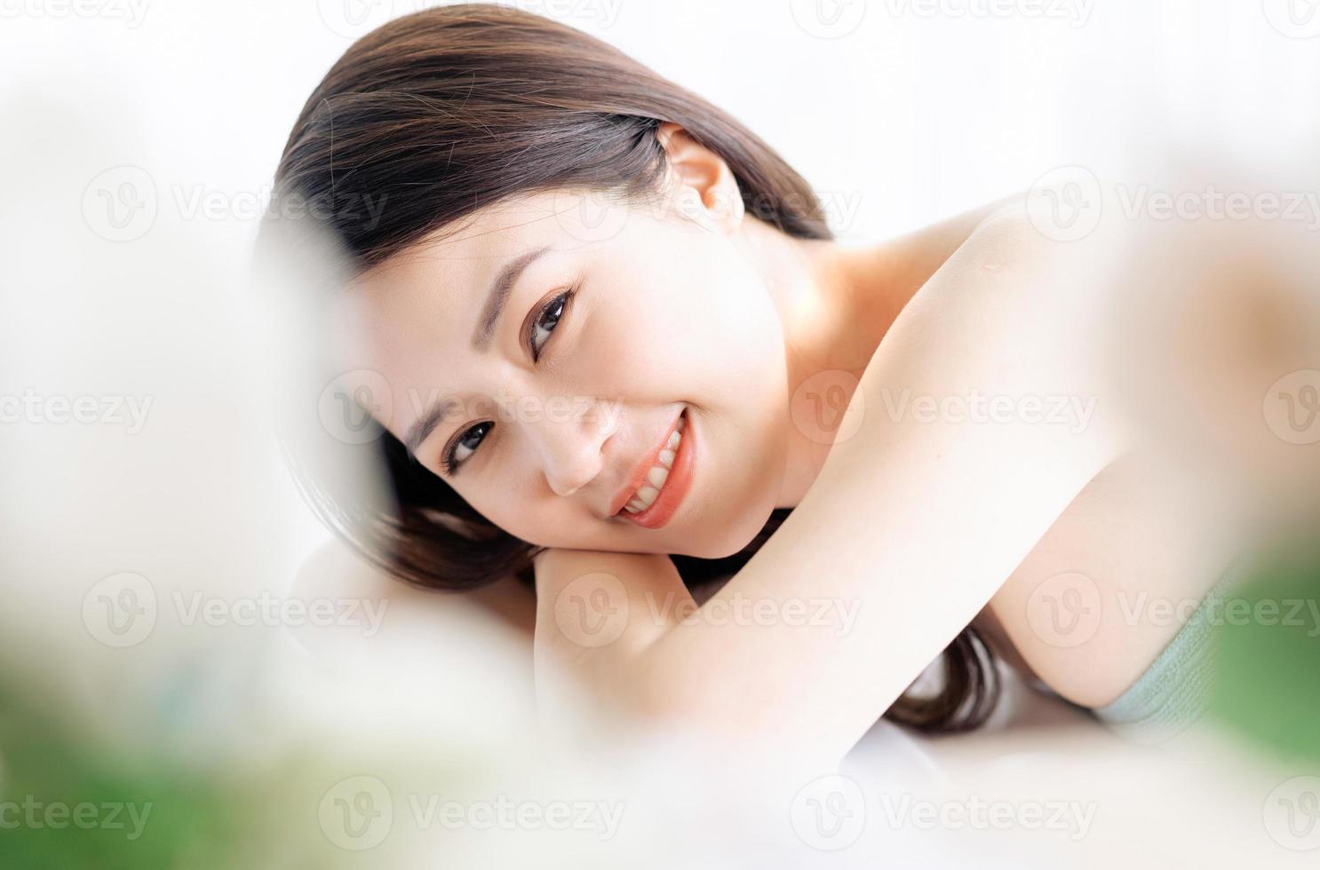 aziatische vrouw gaat naar schoonheid, huidverzorging in spa foto