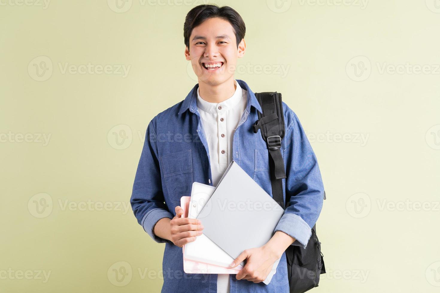 een foto van een knappe Aziatische student met een zelfverzekerde blik