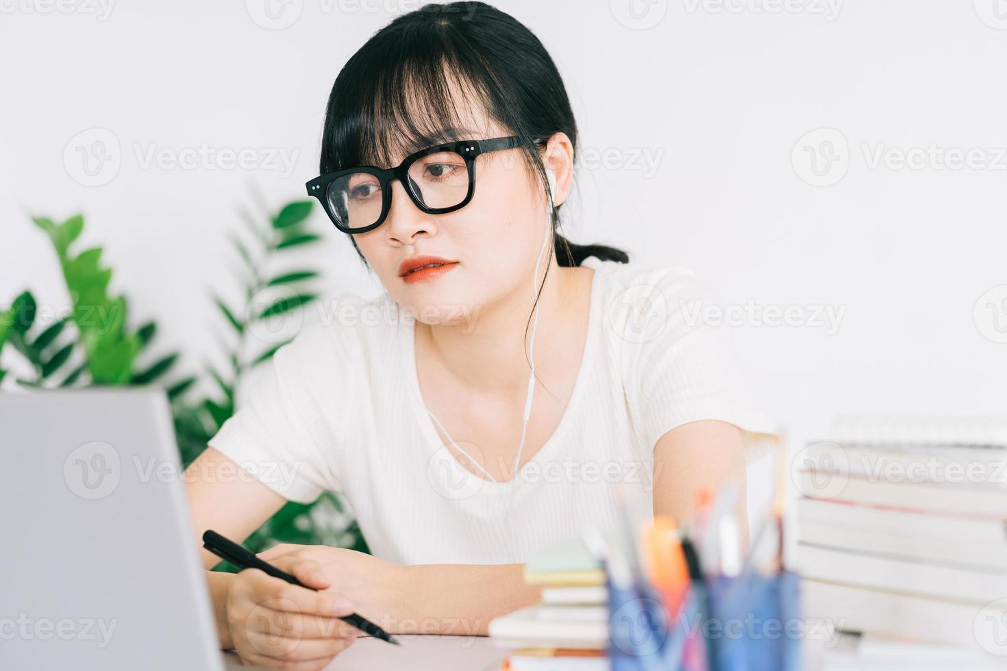 Aziatische zakenvrouw is moe en hoofdpijn met veel werk aan de deadline foto