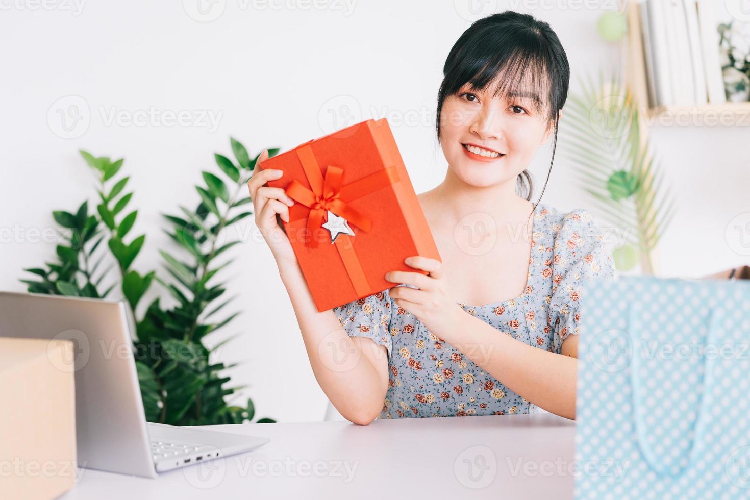 jonge Aziatische vrouw livestream om cadeaus te geven aan het publiek dat haar stream op sociale netwerkplatforms bekijkt foto
