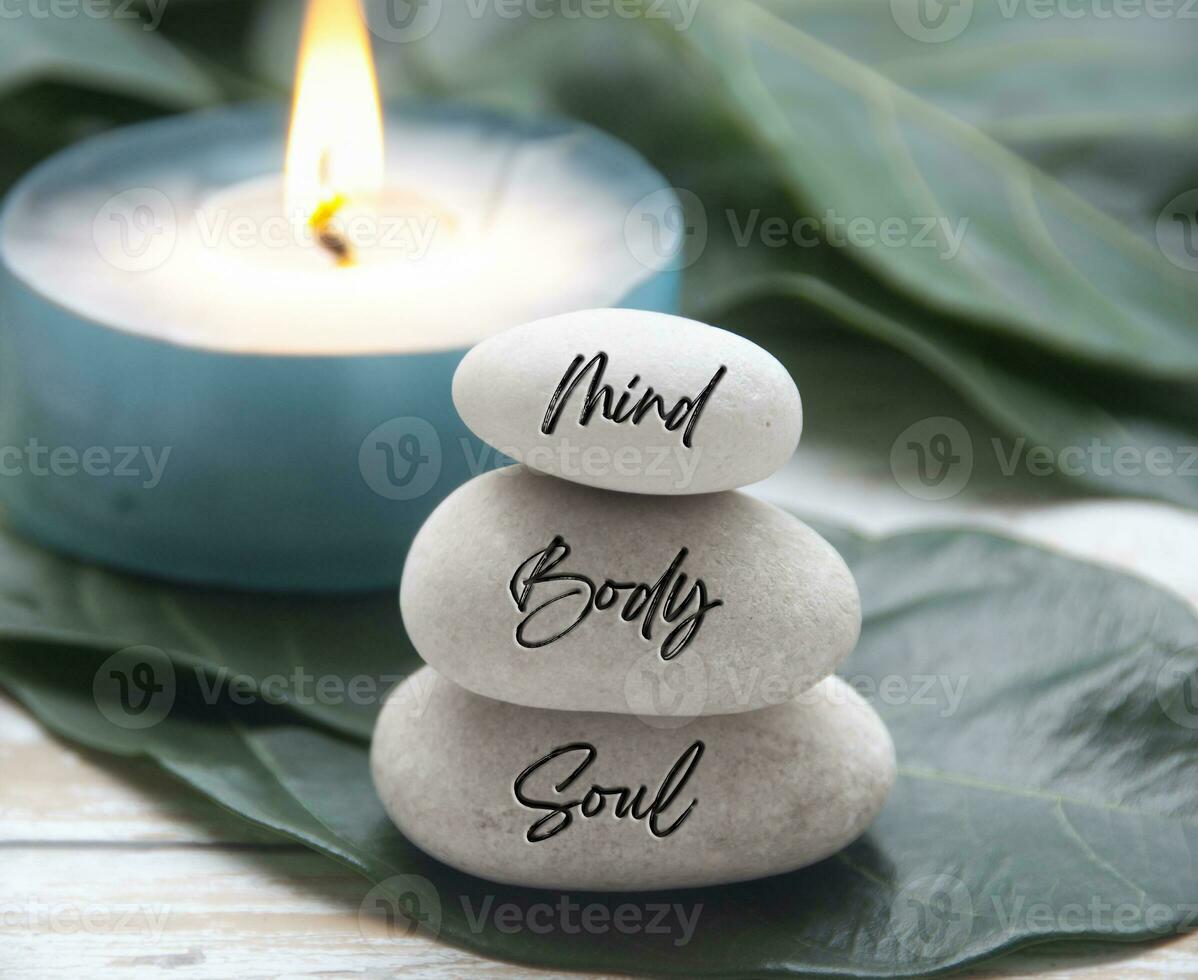 verstand, lichaam en ziel woorden gegraveerde Aan zen stenen. zen concept foto