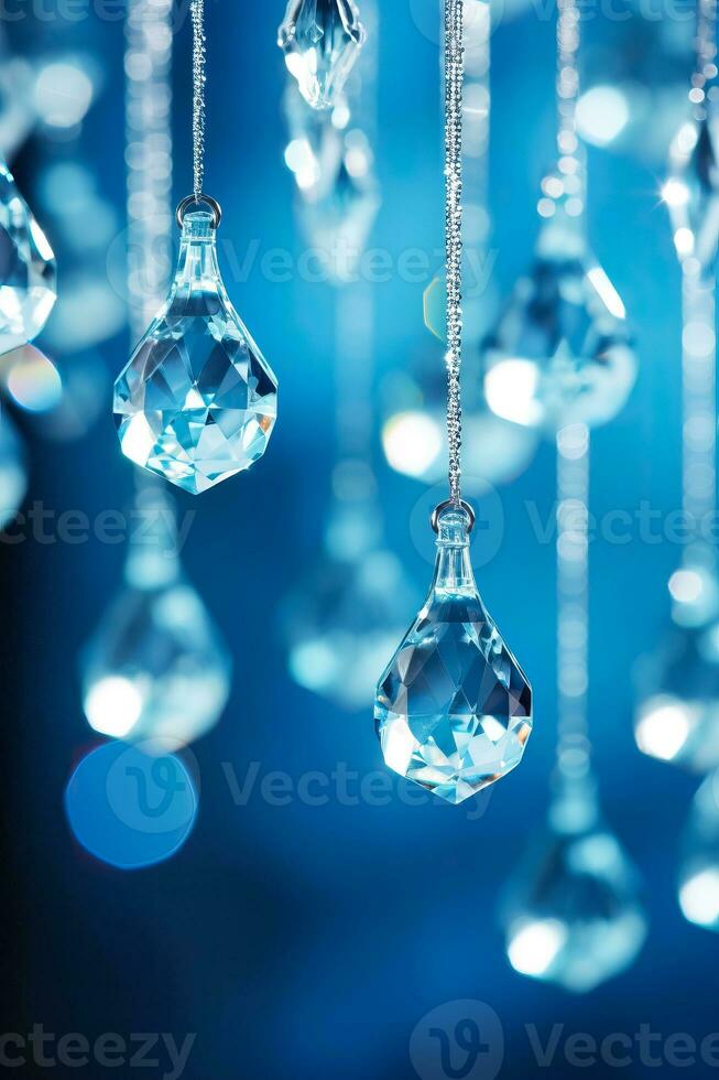 sprankelend glas ijskegel ornamenten vangen de ambient licht hing heerlijk geïsoleerd Aan koelbloedig winterblauw helling achtergrond foto