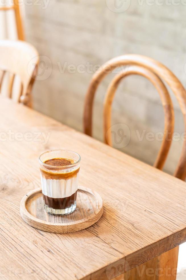 dubbele vuile koffiekop of espressokoffie met melk en chocolade foto