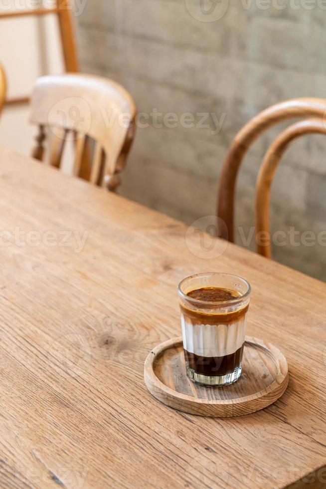 dubbele vuile koffiekop of espressokoffie met melk en chocolade foto