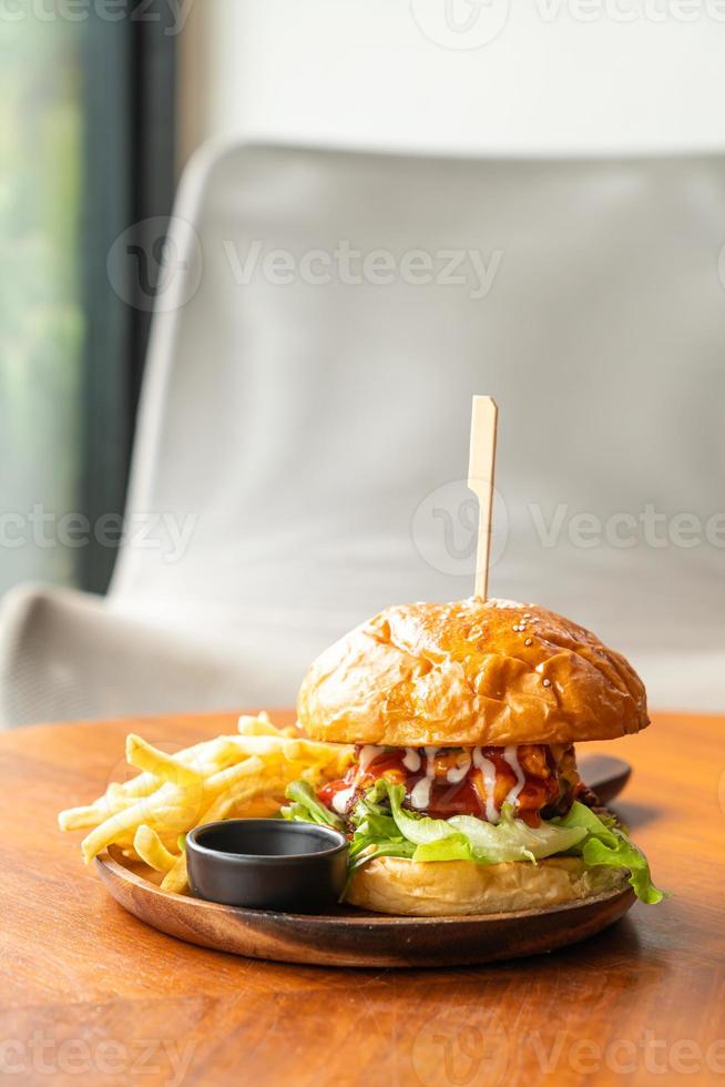 runderburger met kaas en saus op houten plaat foto