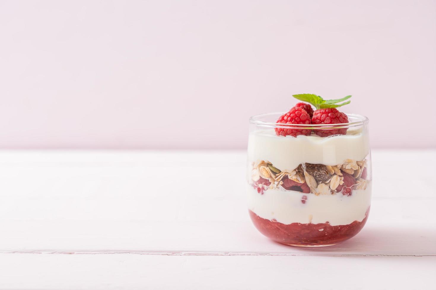 verse framboos en yoghurt met granola - gezonde voedingsstijl foto