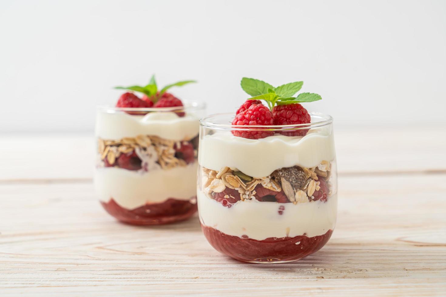 verse framboos en yoghurt met granola - gezonde voedingsstijl foto