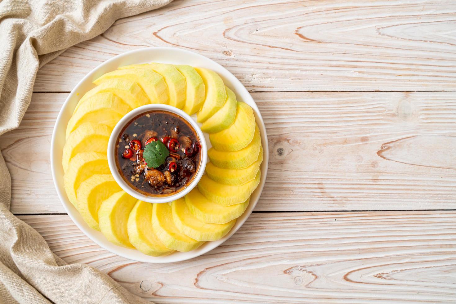 verse groene en gouden mango met dip van zoete vissaus - Aziatische stijl foto