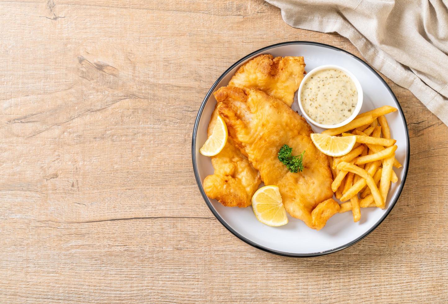 fish and chips met frietjes - ongezond eten foto