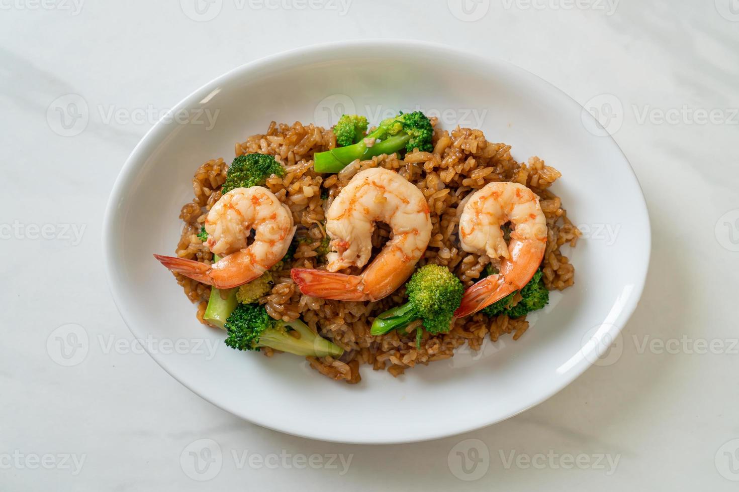 gebakken rijst met broccoli en garnalen - zelfgemaakte voedselstijl foto