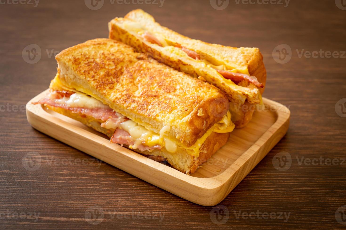 huisgemaakte wentelteefjes met ham, bacon en kaassandwich met ei foto