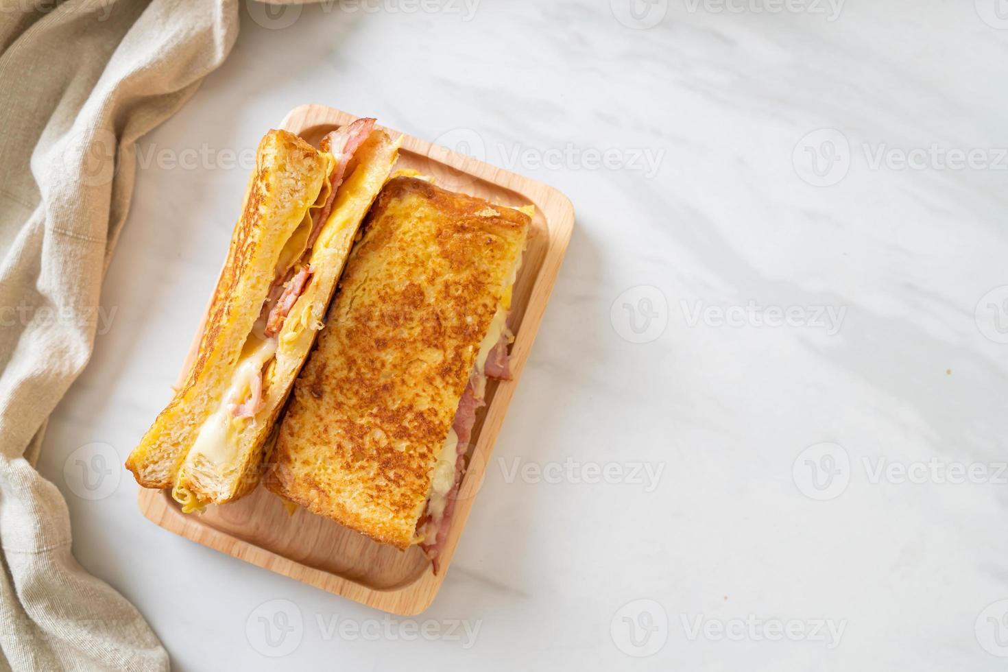 huisgemaakte wentelteefjes met ham, bacon en kaassandwich met ei foto