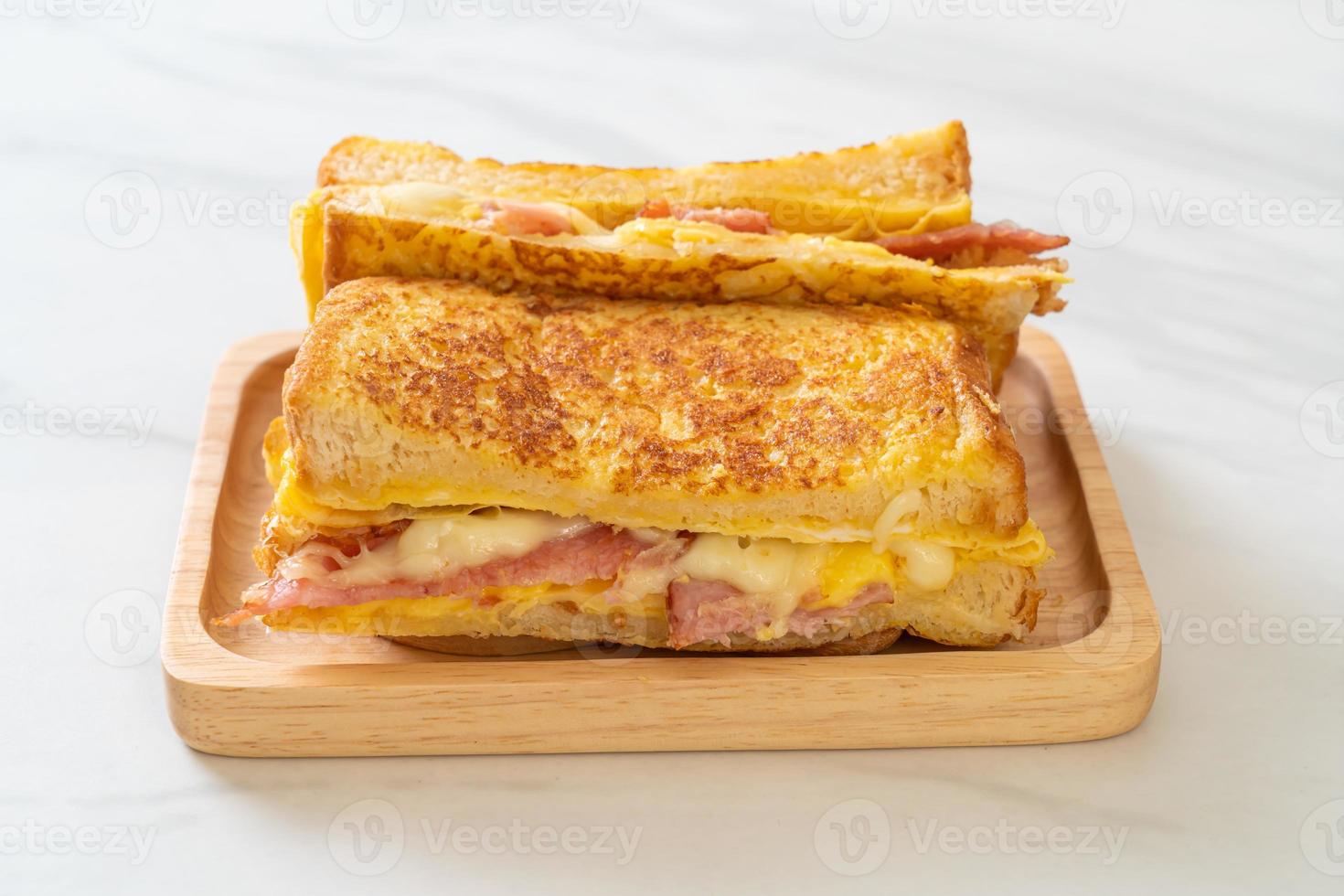 huisgemaakte wentelteefjes met ham, bacon en kaassandwich met ei foto