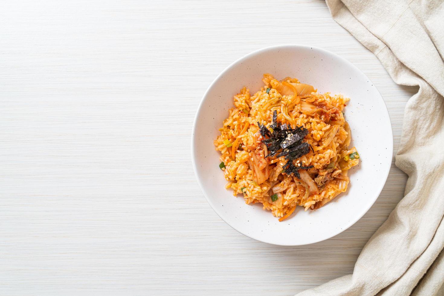 kimchi gebakken rijst met zeewier en witte sesam - Koreaanse voedselstijl food foto