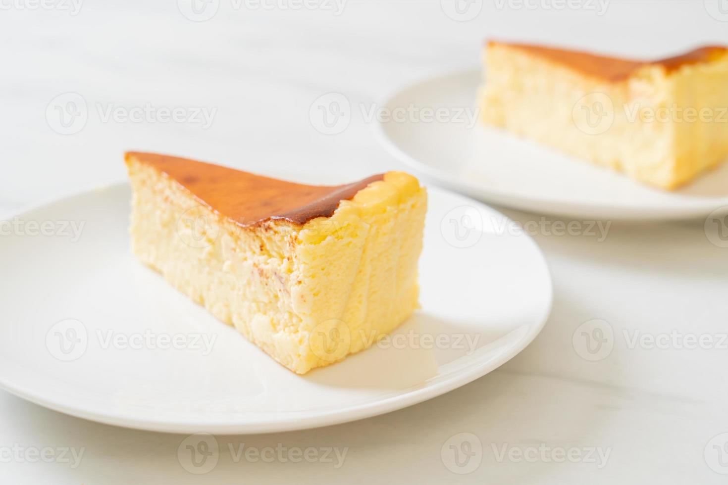 zelfgemaakte burn cheesecake op een wit bord foto