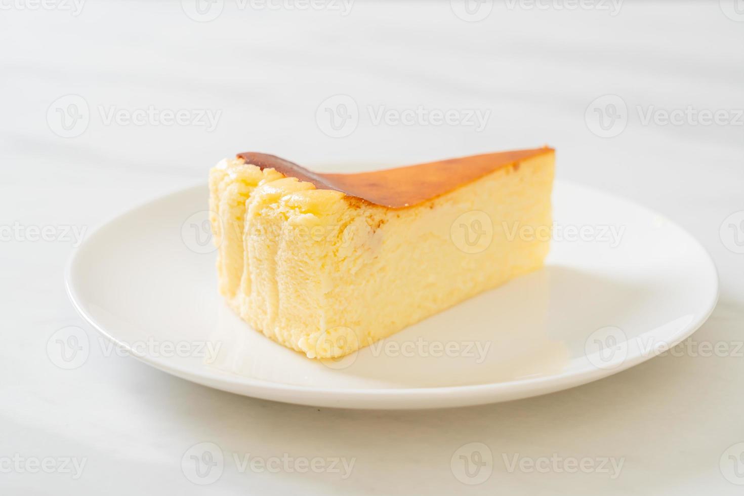 zelfgemaakte burn cheesecake op een wit bord foto