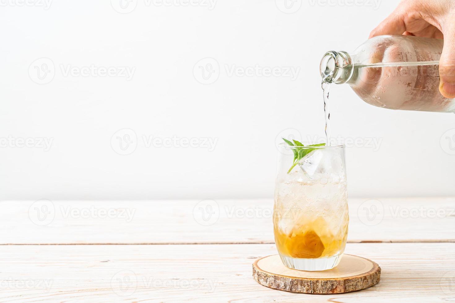 ijspruimensap met frisdrank en pepermunt op de houten tafel - verfrissingsdrankje foto