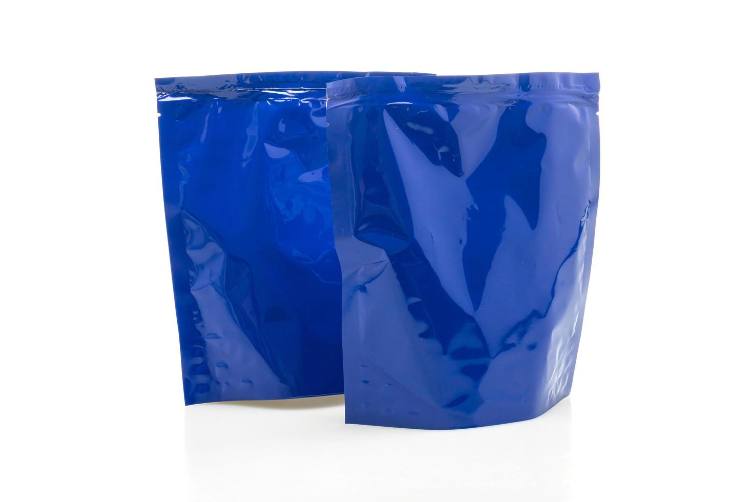 blauwe plastic zak voor verpakking die op witte achtergrond wordt geïsoleerd foto