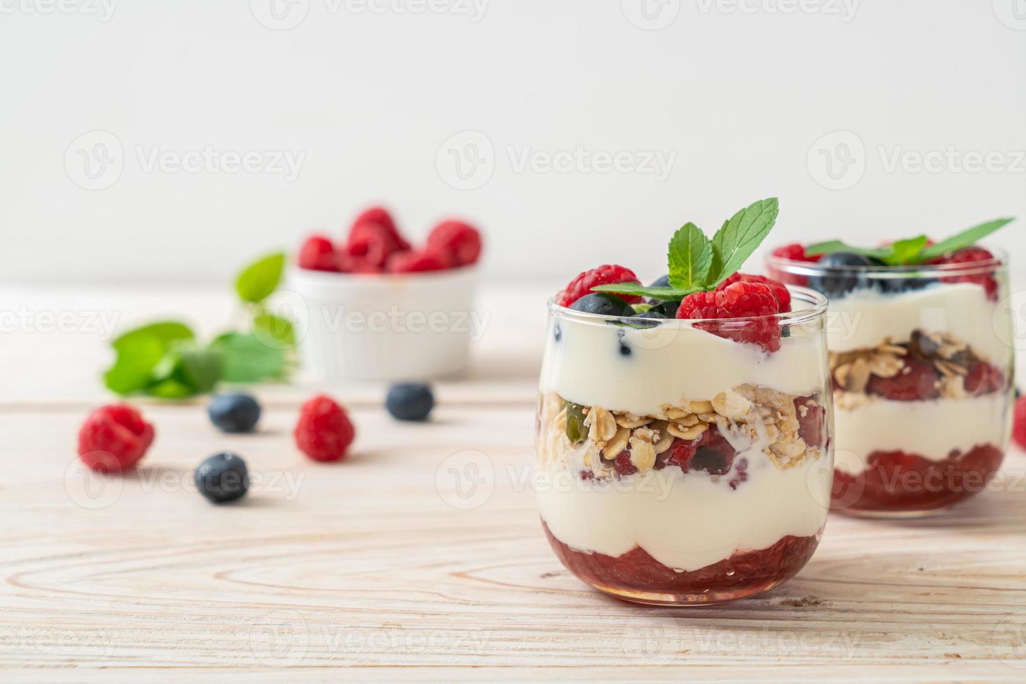 zelfgemaakte framboos en bosbes met yoghurt en granola - gezonde voedingsstijl foto