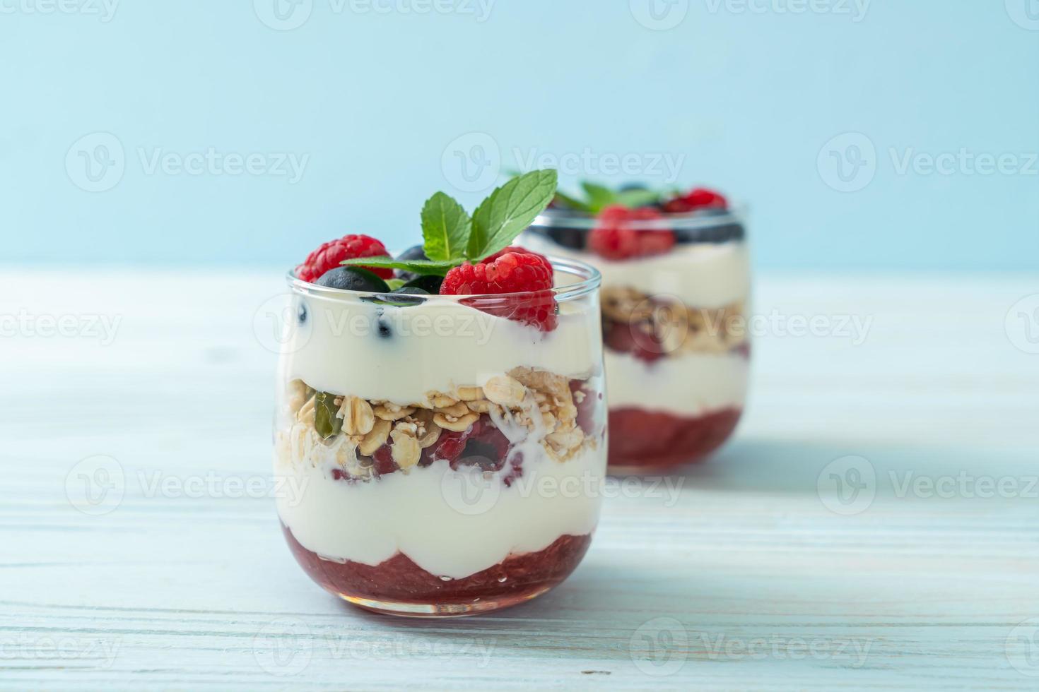 huisgemaakte framboos en bosbes met yoghurt en granola foto